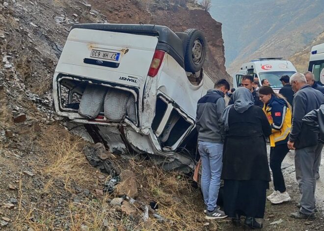 Hakkari’de minibüs takla attı: 11 yaralı